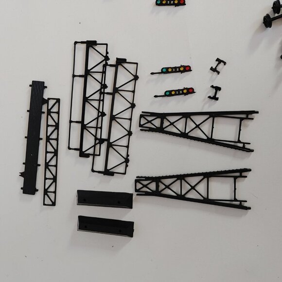 Two Bachmann Snap Fit HO Scale Signal Bridges - Picture 4 of 4
